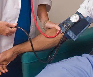 Atenção à hipertensão arterial no Brasil: tendência e desigualdades